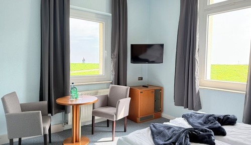 Chambre Double, vue partielle sur la mer