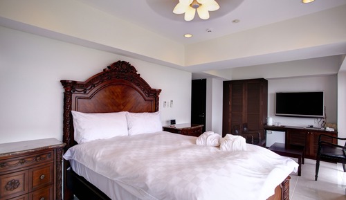 Chambre Royale, vue ville (Cleaning Every Other Day)