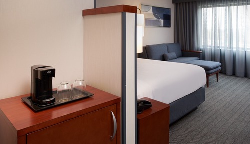 Chambre, 1 très grand lit et 1 canapé-lit, non-fumeurs (Mobility/Hearing Accessible, Tub)