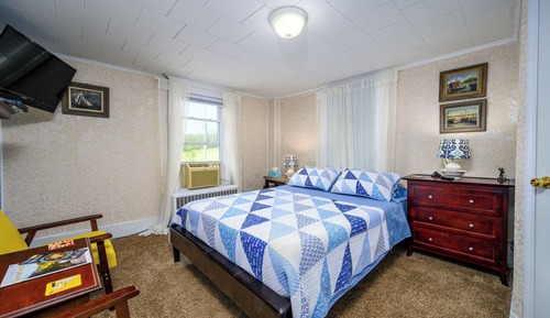 Blue Breeze - 1 Queen Bed, Private Bathroom