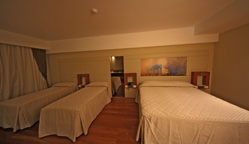 Chambre, plusieurs lits, balcon