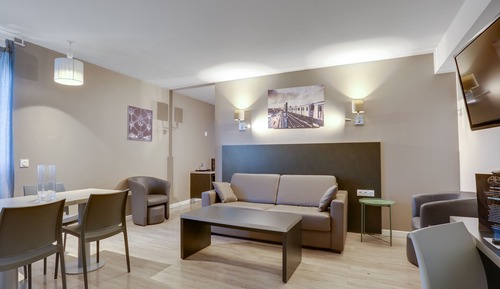SUITE BUSINESS (LIT DOUBLE ET CANAPE-LIT)
