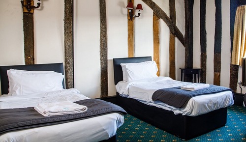 Chambre avec lits jumeaux, salle de bains commune