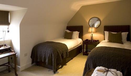 Chambre avec lits jumeaux, salle de bains attenante