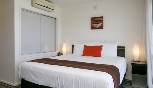 Studio Luxe, 1 très grand lit et 1 canapé-lit, vue piscine, en bord de piscine