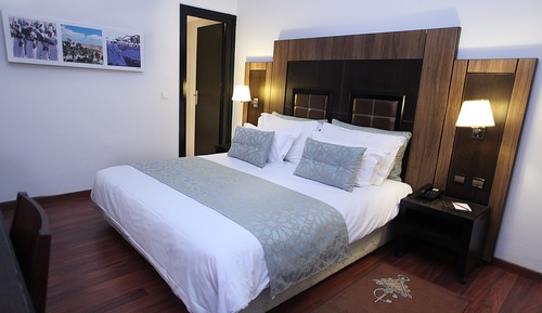 Chambre avec lits jumeaux, vue piscine