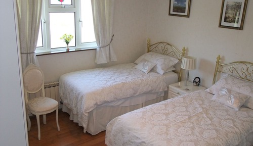Chambre avec lits jumeaux, salle de bains privée