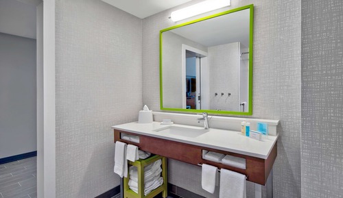 Chambre, 2 grands lits, accessible aux personnes à mobilité réduite, baignoire