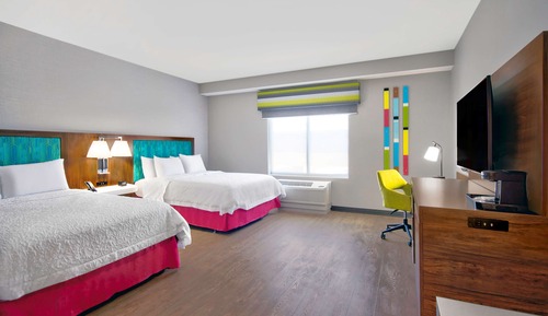 Chambre, 2 grands lits, accessible aux personnes à mobilité réduite, baignoire (Mobility & Hearing)