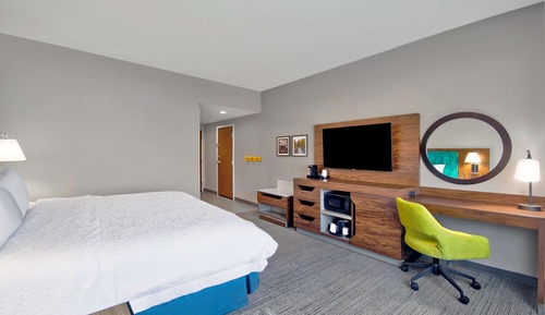Chambre, 1 très grand lit, accessible aux personnes à mobilité réduite, baignoire