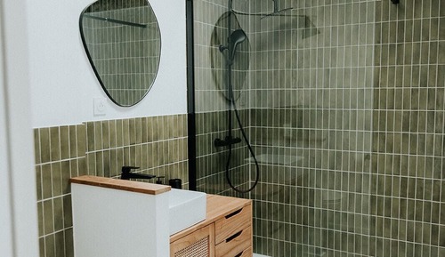 Chambre Double Supérieure, salle de bains attenante, vue vignoble (La Cabane)