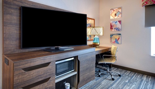 Chambre, 2 grands lits, réfrigérateur et four à micro-ondes