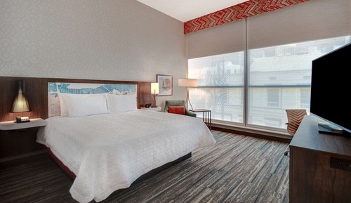 Chambre, 1 très grand lit, accessible aux personnes à mobilité réduite, baignoire