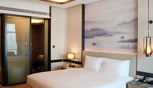 Chambre Deluxe, 1 très grand lit, vue lac