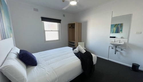 Chambre Standard, 1 grand lit, salle de bains commune