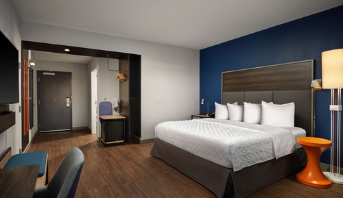 Chambre, 1 très grand lit, accessible aux personnes à mobilité réduite, baignoire