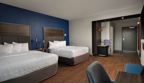 Chambre, 2 grands lits, accessible aux personnes à mobilité réduite, baignoire (Hearing)
