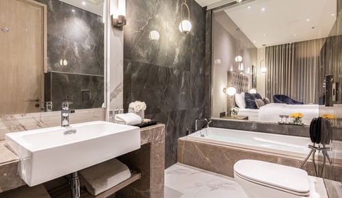 Chambre, 1 très grand lit, non-fumeurs, baignoire