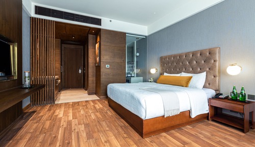 Chambre, 1 très grand lit, accessible aux personnes à mobilité réduite, non-fumeurs