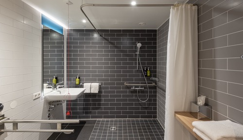 Chambre Standard, 1 grand lit, baignoire accessible aux personnes à mobilité réduite