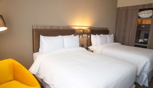 Chambre, 2 lits doubles, accessible aux personnes à mobilité réduite, baignoire (Mobility & Hearing)
