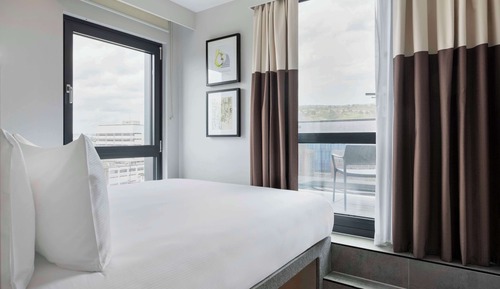 Chambre, 1 grand lit, balcon