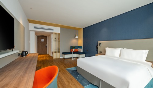 Chambre Standard, 1 très grand lit, baignoire accessible aux personnes à mobilité réduite