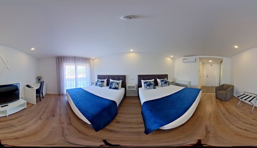 Chambre Quadruple Deluxe, plusieurs lits, accessible aux personnes à mobilité réduite, vue ville