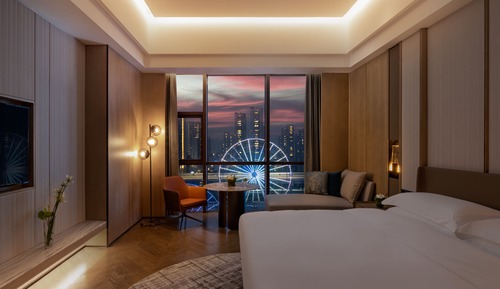 Chambre Classique, 1 très grand lit (Ferris Wheel View)