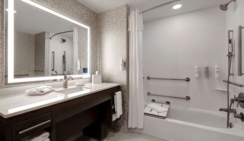 Studio, 1 très grand lit, accessible aux personnes à mobilité réduite, baignoire