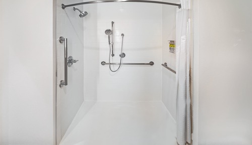 Chambre, 1 très grand lit, accessible aux personnes à mobilité réduite (Roll-In Shower)