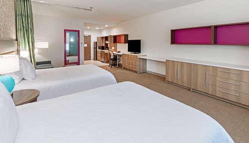 Chambre, 2 grands lits, accessible aux personnes à mobilité réduite (Roll-In Shower)
