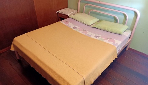 Chambre, salle de bains commune