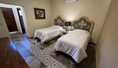 Chambre avec lits jumeaux, pas de fenêtre, rez-de-chaussée (Chinelo)