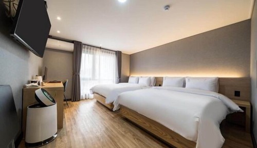 Chambre Familiale avec lits jumeaux, 2 grands lits, non-fumeurs, vue ville