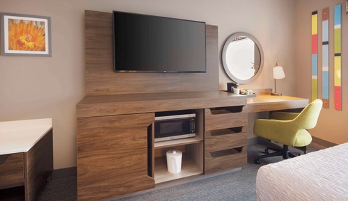 Chambre, 1 très grand lit, réfrigérateur et four à micro-ondes