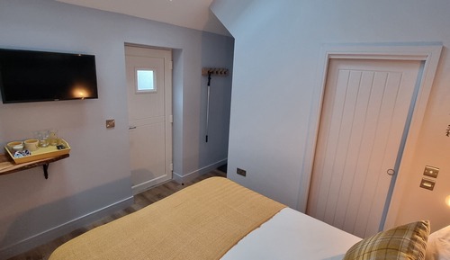 Chambre Double, accessible aux personnes à mobilité réduite, salle de bains attenante
