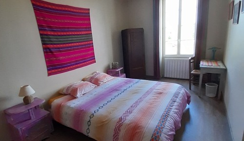 Chambre, 1 grand lit, salle de bains privée