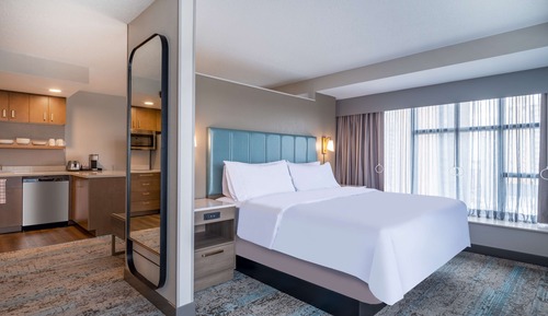 Suite, 1 très grand lit (Mobility & Hearing, Roll-in Shower)
