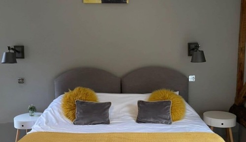 Chambre Supérieure Double ou avec lits jumeaux, salle de bains attenante, vue jardin (Large Double)
