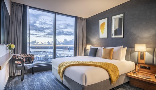 Suite, 1 très grand lit, vue port