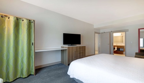 Suite, 1 très grand lit (Mobility & Hearing, Roll-in Shower)