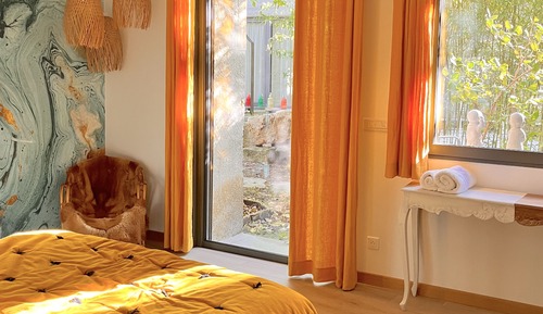 Suite, salle de bains attenante, vue jardin (La Limonaderie)