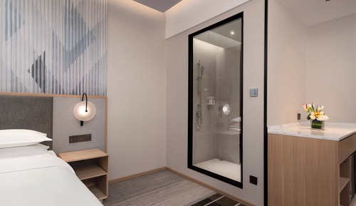 Chambre Standard, 1 très grand lit, balcon