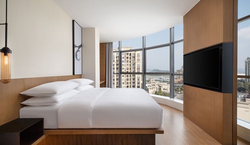 Chambre, 1 très grand lit, vue ville