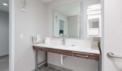 Chambre, 2 grands lits, accessible aux personnes à mobilité réduite, baignoire