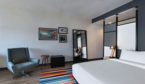 Suite, 1 très grand lit, vue piscine