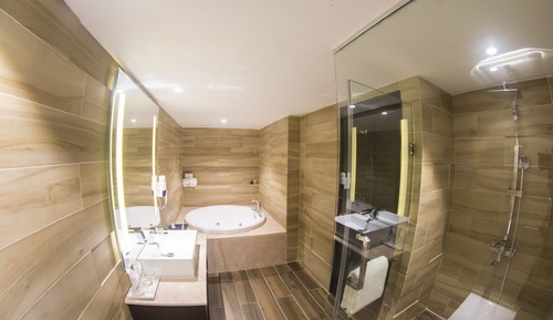 Suite Lune de Miel, 1 très grand lit, accessible aux personnes à mobilité réduite, vue ville