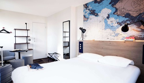 Chambre, plusieurs lits