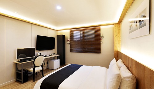 Chambre Double Standard (Breakfast not provided on Monday)